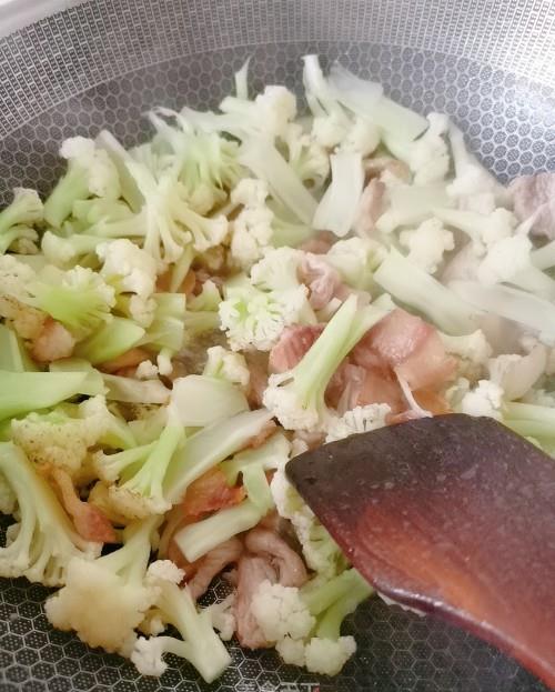 花椰菜炒肉教学，现在正是花椰菜的食用日子，趁新鲜吃