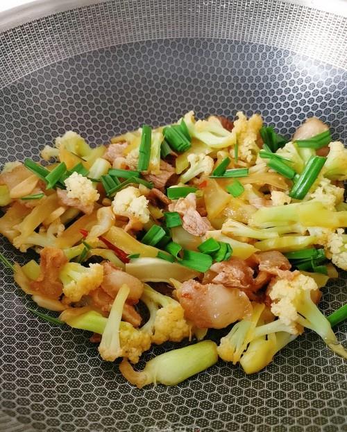 花椰菜炒肉教学，现在正是花椰菜的食用日子，趁新鲜吃