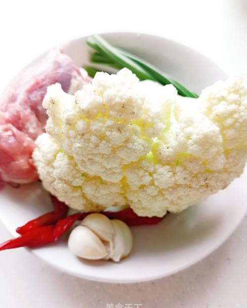 花椰菜炒肉教学，现在正是花椰菜的食用日子，趁新鲜吃