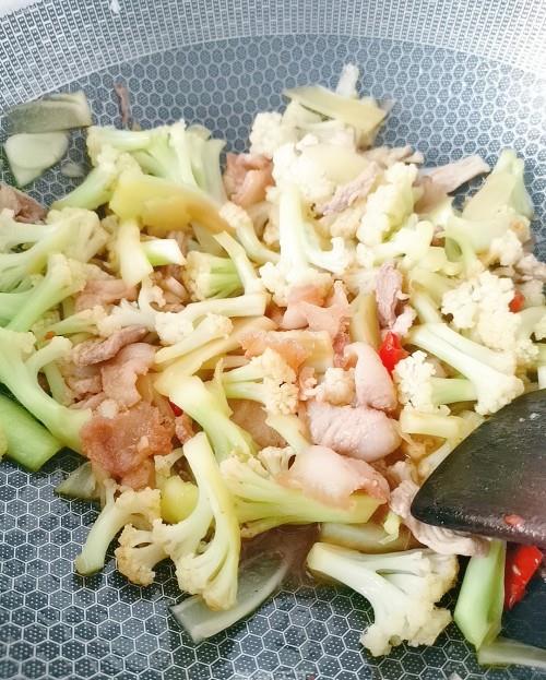花椰菜炒肉教学，现在正是花椰菜的食用日子，趁新鲜吃