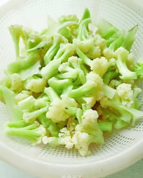 花椰菜炒肉教学，现在正是花椰菜的食用日子，趁新鲜吃