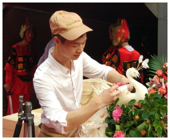 巧夺天工 90后雕刻达人让果蔬成艺术品