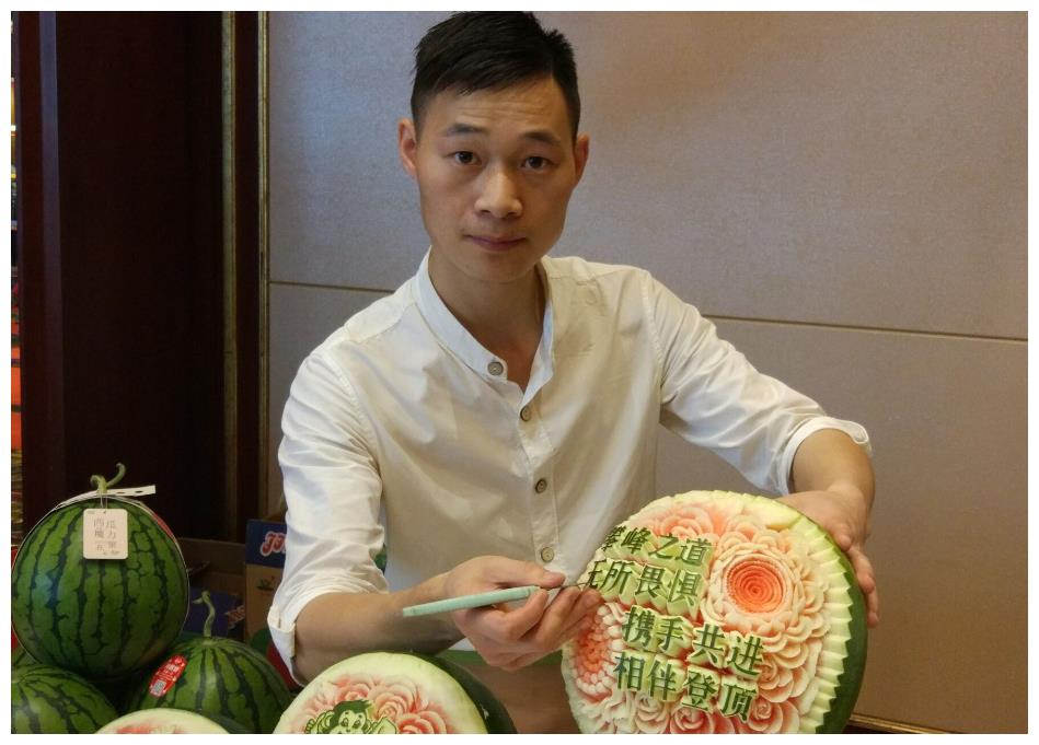 巧夺天工 90后雕刻达人让果蔬成艺术品