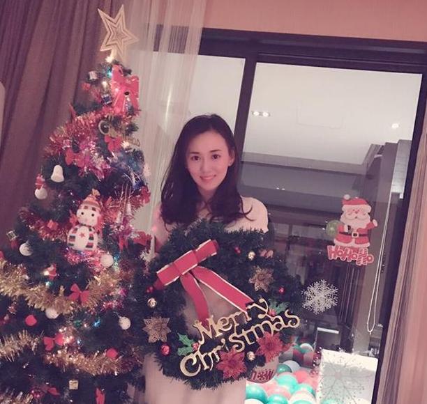 江铠同晒出自己家豪宅，背景墙做成铜钱形状，看来是太“贪财”了