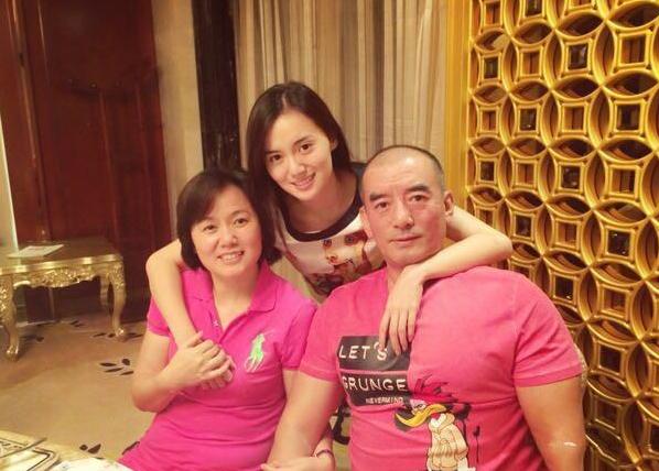 江铠同晒出自己家豪宅，背景墙做成铜钱形状，看来是太“贪财”了