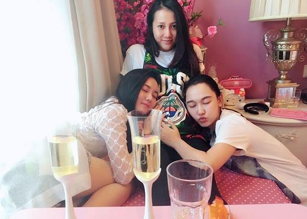 江铠同晒出自己家豪宅，背景墙做成铜钱形状，看来是太“贪财”了