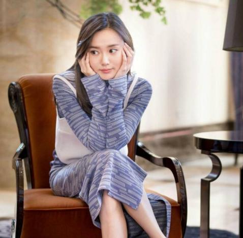 江铠同晒出自己家豪宅，背景墙做成铜钱形状，看来是太“贪财”了