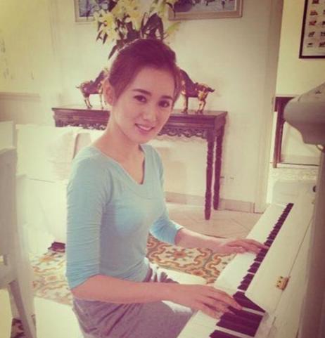 江铠同晒出自己家豪宅，背景墙做成铜钱形状，看来是太“贪财”了