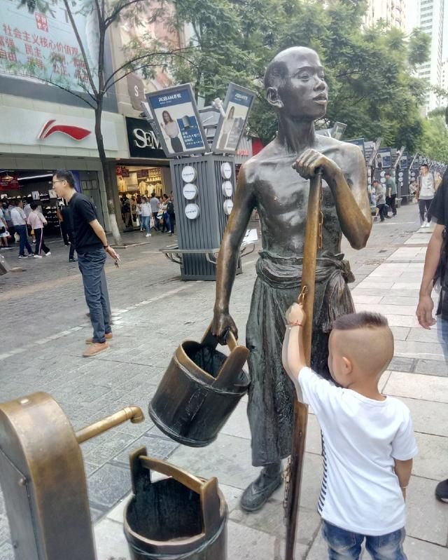 挑水工- 云南昆明南屏街挑水工雕塑引起的回忆