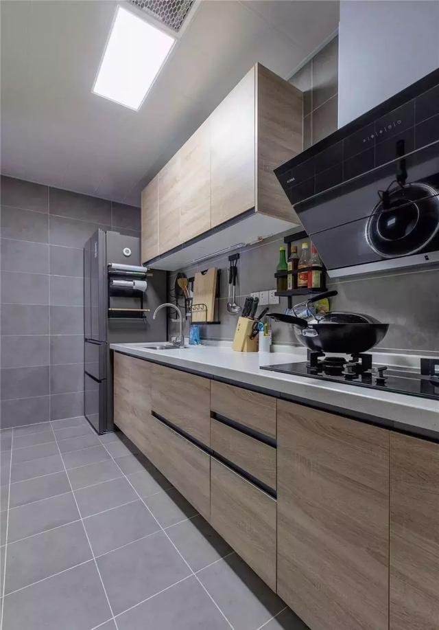 109平北欧三居,大理石+木饰面打造的电视墙,真耐看