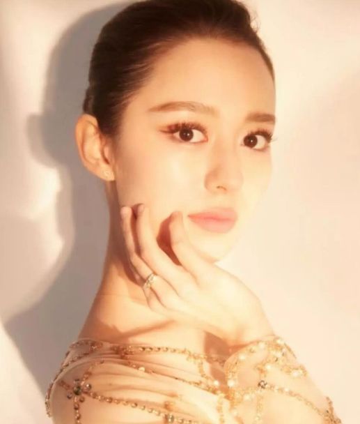 钢琴家“郎朗”妻子素颜曝光，网友评论：素颜都比很多明星漂亮