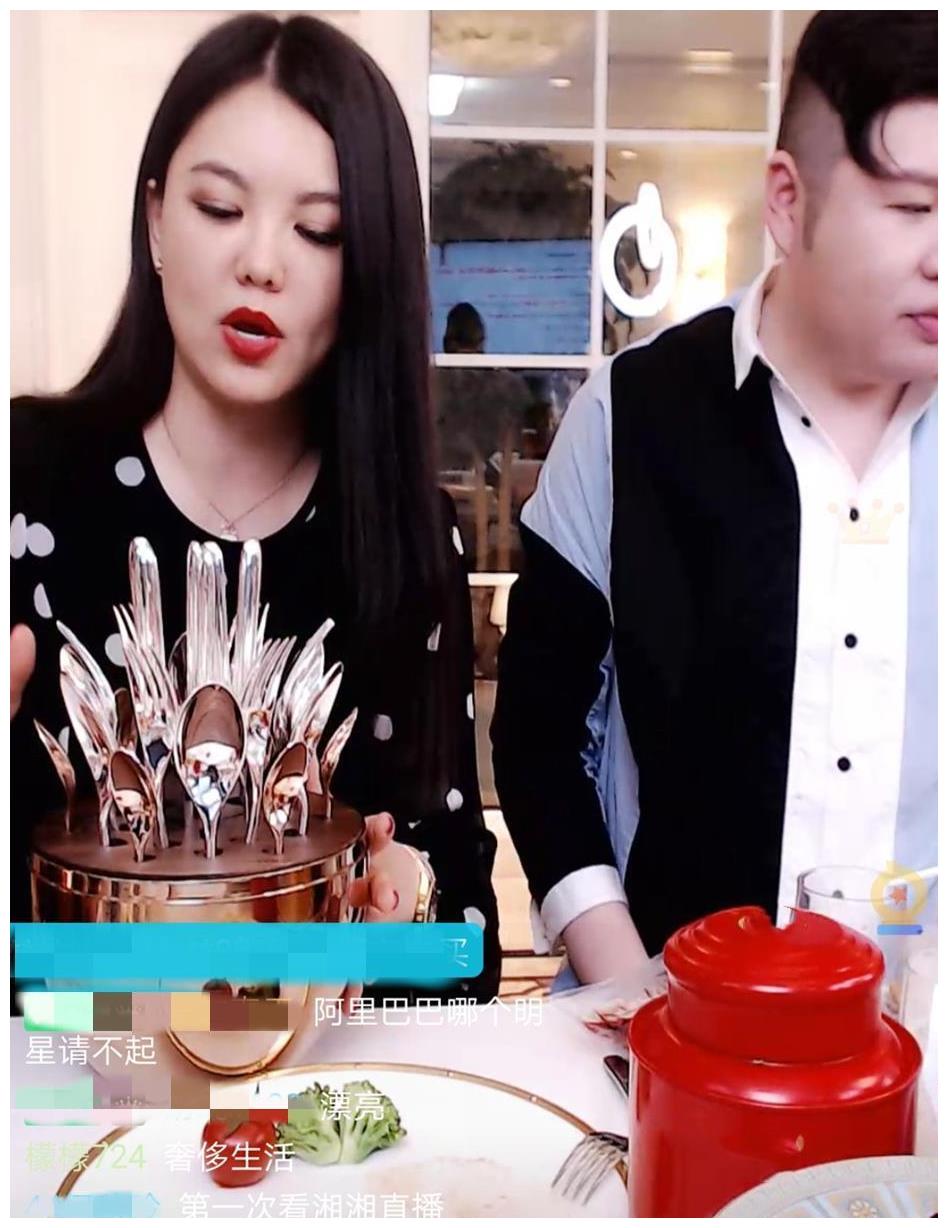 李湘直播帮林依轮卖火锅，变相炫富？自曝一套餐具价值两万多