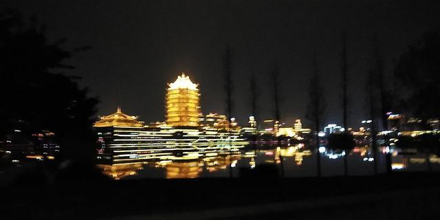 观眉山东坡湖音乐喷泉