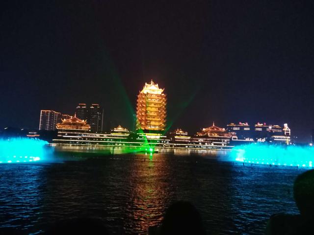 观眉山东坡湖音乐喷泉