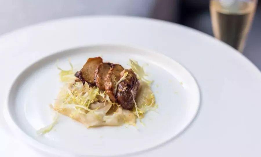 红酒情人节！5折吃『艺术品葡萄酒西餐厅』，你心爱的TA值得！