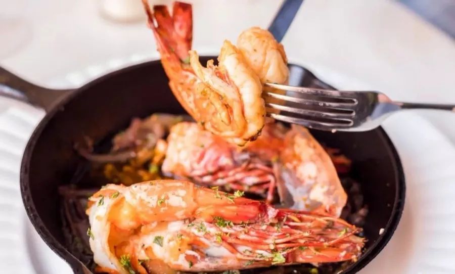 红酒情人节！5折吃『艺术品葡萄酒西餐厅』，你心爱的TA值得！