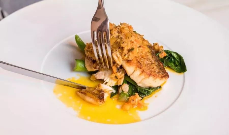 红酒情人节！5折吃『艺术品葡萄酒西餐厅』，你心爱的TA值得！