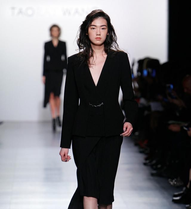 强烈色块设计的复古感时装,用独特的面料语言,同时又摩登复古