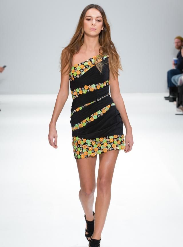 强烈色块设计的复古感时装,用独特的面料语言,同时又摩登复古