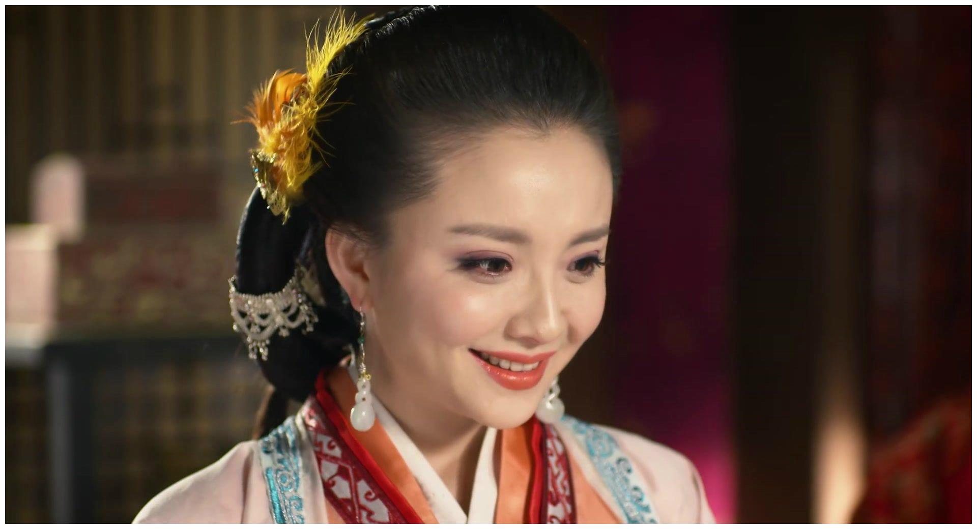 戴葫芦耳坠的古装女子，大玉儿淡雅、牡丹仙子用两颗珍珠堆出造型