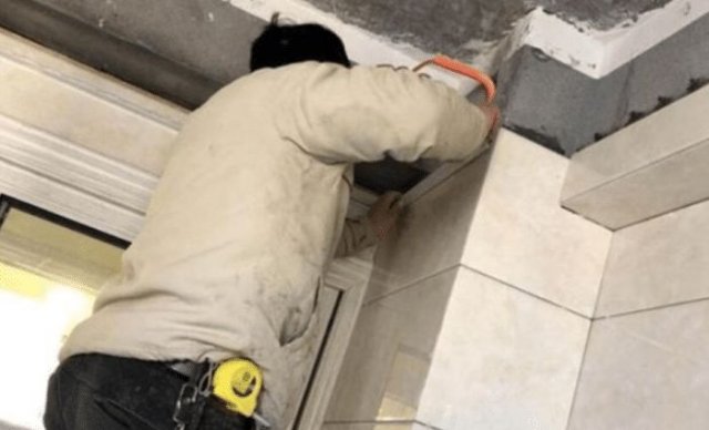 这位泥工太贴心了，施工都结束了，还不忘返场来处理这个