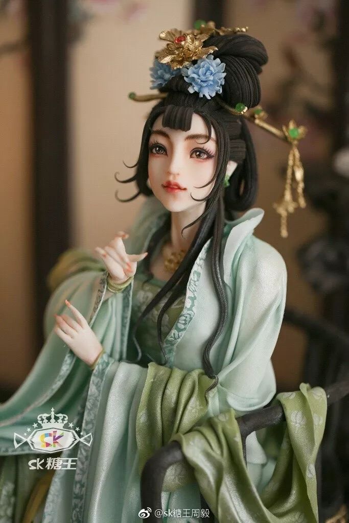 他从珠宝首饰到美容美发样样精通，只为做好一块蛋糕
