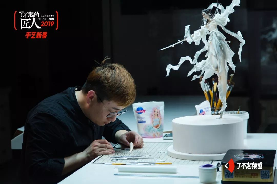 他从珠宝首饰到美容美发样样精通，只为做好一块蛋糕