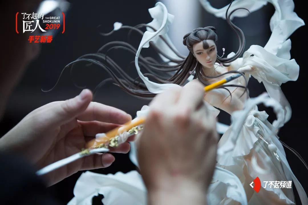 他从珠宝首饰到美容美发样样精通，只为做好一块蛋糕