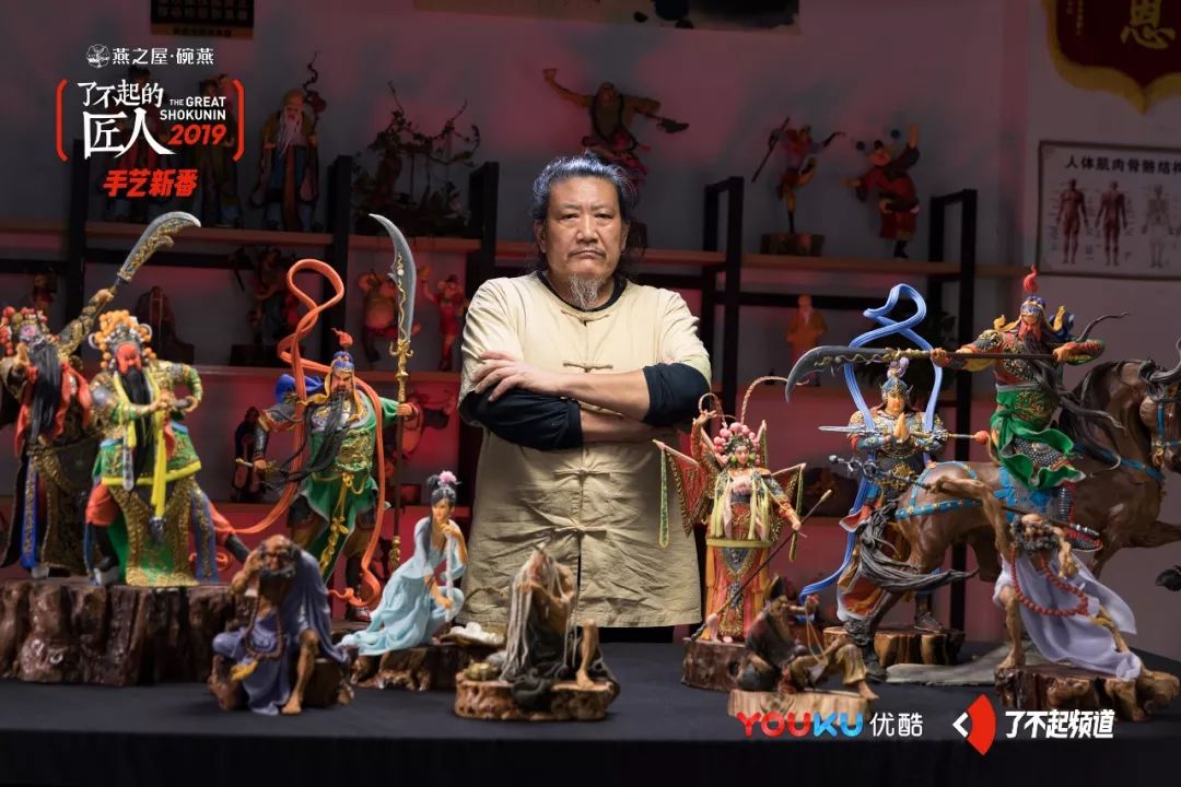 他从珠宝首饰到美容美发样样精通，只为做好一块蛋糕