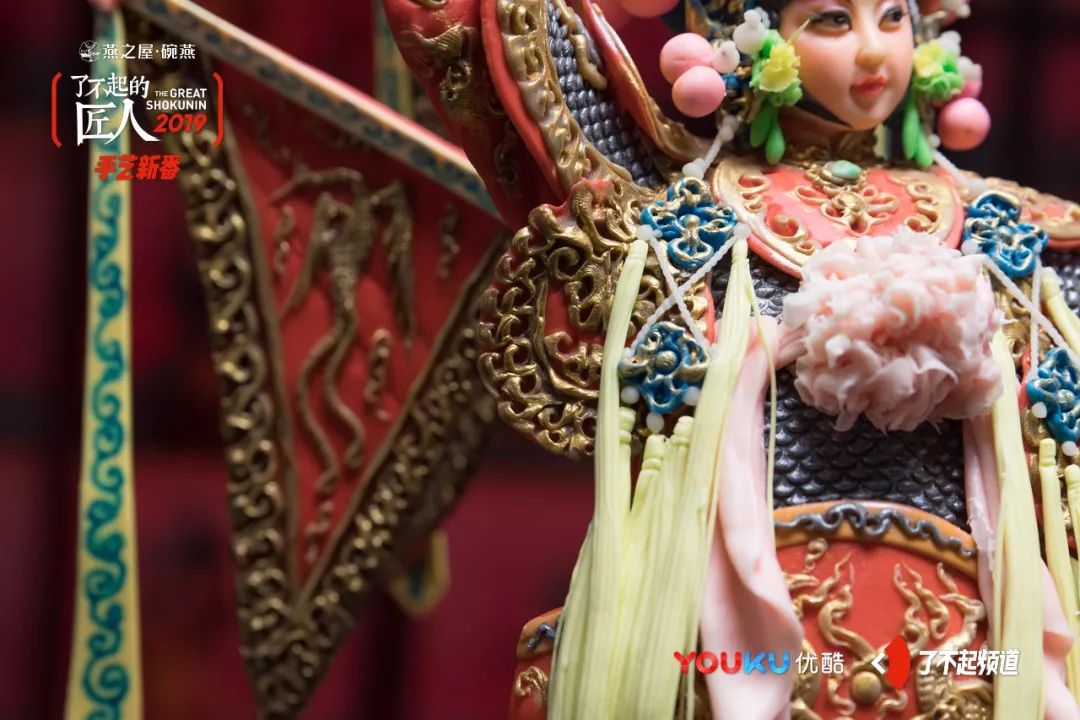 他从珠宝首饰到美容美发样样精通，只为做好一块蛋糕