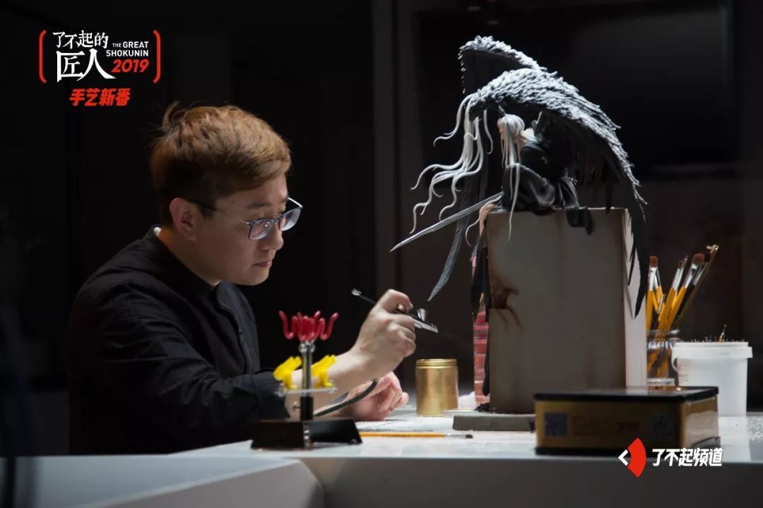 他从珠宝首饰到美容美发样样精通，只为做好一块蛋糕
