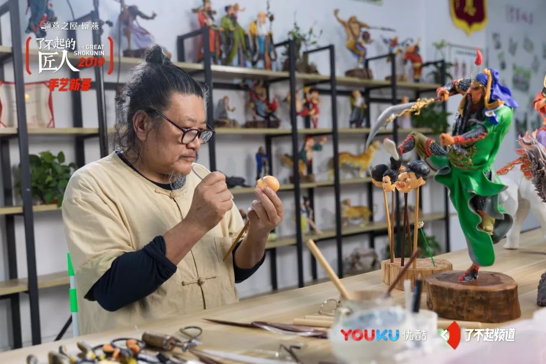 他从珠宝首饰到美容美发样样精通，只为做好一块蛋糕