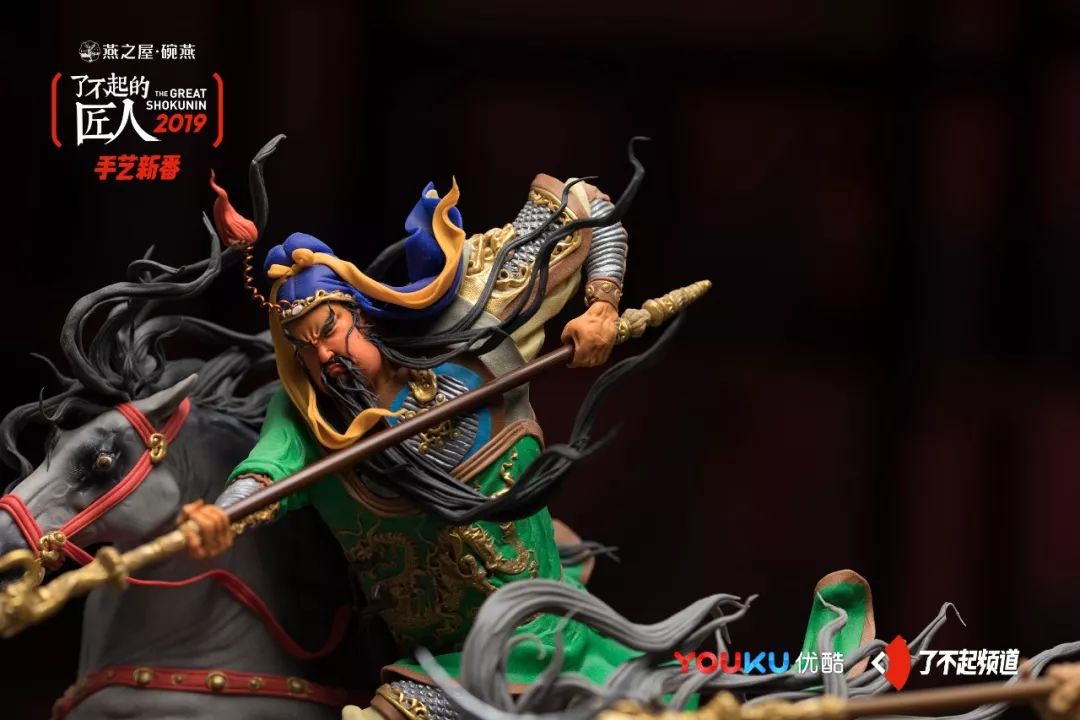 他从珠宝首饰到美容美发样样精通，只为做好一块蛋糕