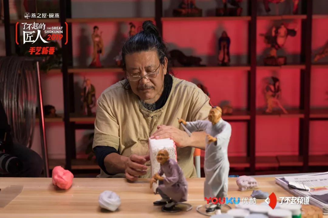 他从珠宝首饰到美容美发样样精通，只为做好一块蛋糕