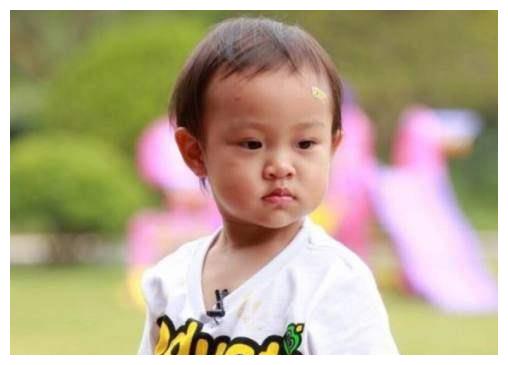 小时候被人说丑的馨爷，长大后成了美少女，弹钢琴的样子真优雅