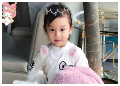小时候被人说丑的馨爷，长大后成了美少女，弹钢琴的样子真优雅