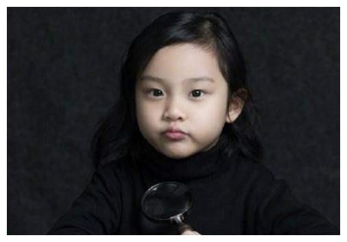 小时候被人说丑的馨爷，长大后成了美少女，弹钢琴的样子真优雅