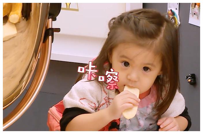 同样都是偷吃饼干，大麟子就比咘咘要机智的多