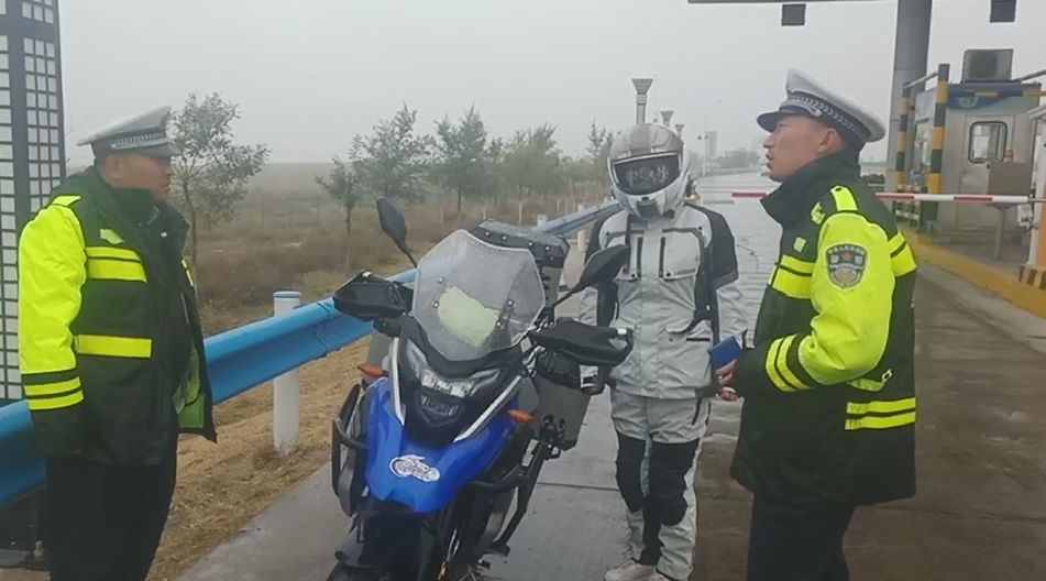 焦点丨宁夏女子雨中骑摩托上高速，交警一路跟随！