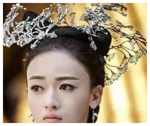 关晓彤的“缝纫机”造型之后，于正剧又开创了盆栽头，笑喷了