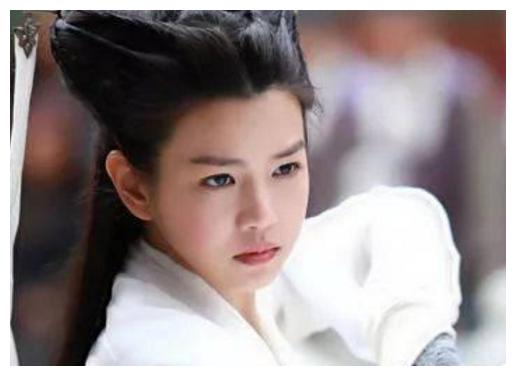 关晓彤的“缝纫机”造型之后，于正剧又开创了盆栽头，笑喷了