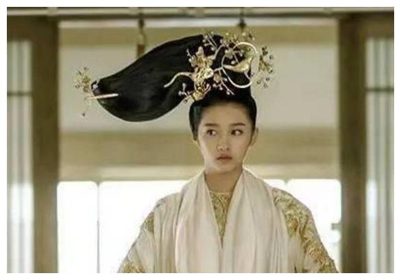 关晓彤的“缝纫机”造型之后，于正剧又开创了盆栽头，笑喷了