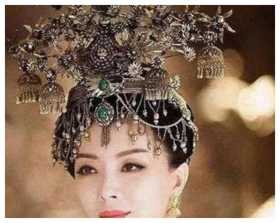 关晓彤的“缝纫机”造型之后，于正剧又开创了盆栽头，笑喷了