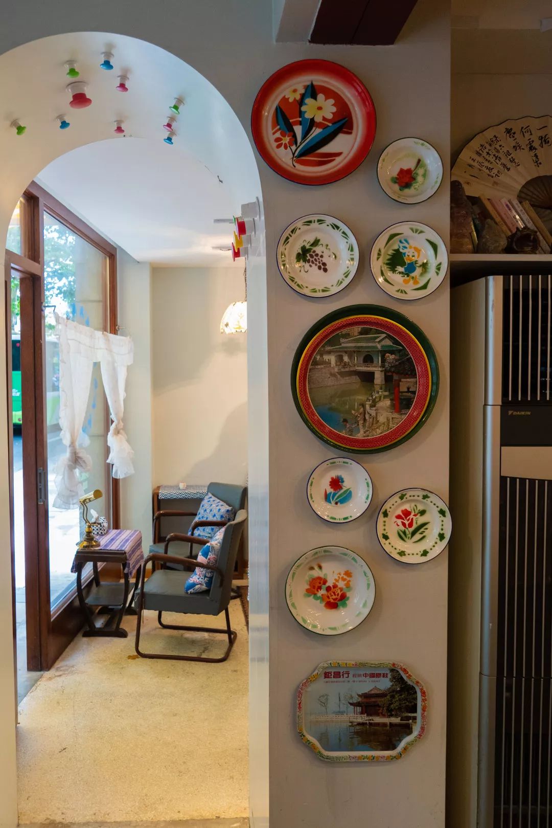 爸爸风装修、奶奶风餐具，你们见过比这更“土”的咖啡店吗?