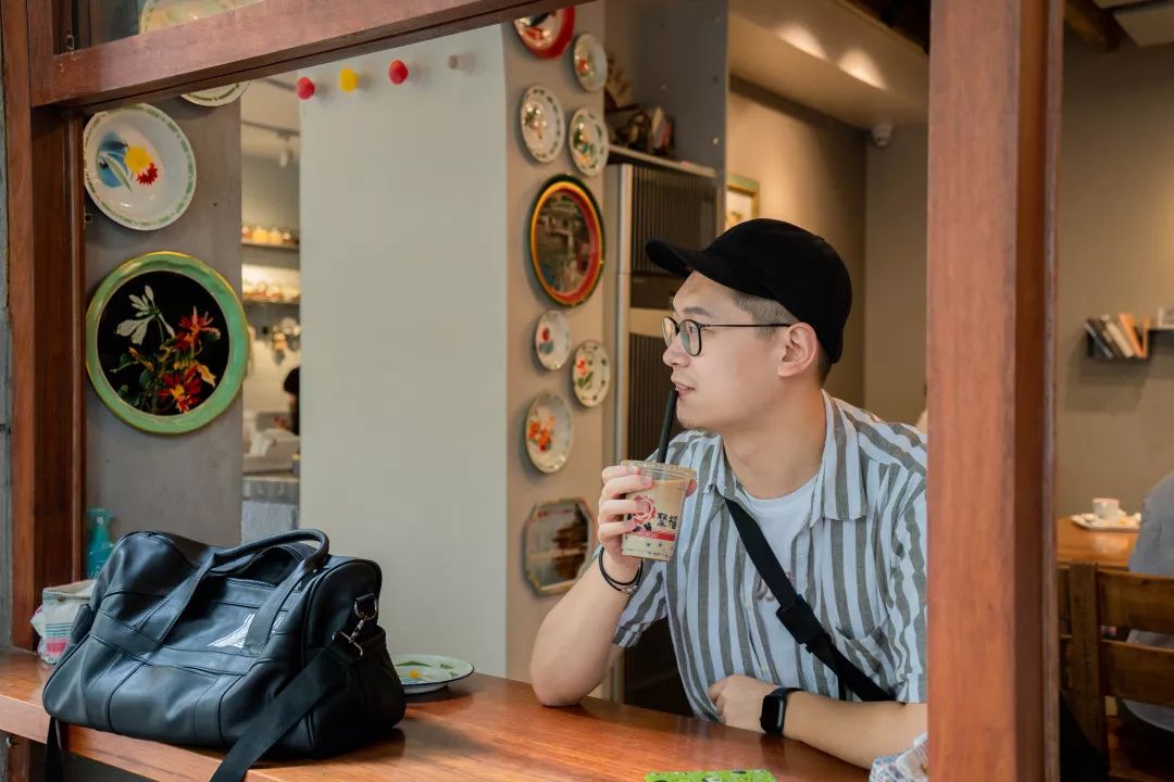 爸爸风装修、奶奶风餐具，你们见过比这更“土”的咖啡店吗?