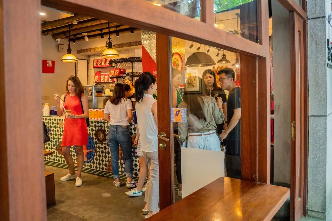 爸爸风装修、奶奶风餐具，你们见过比这更“土”的咖啡店吗?