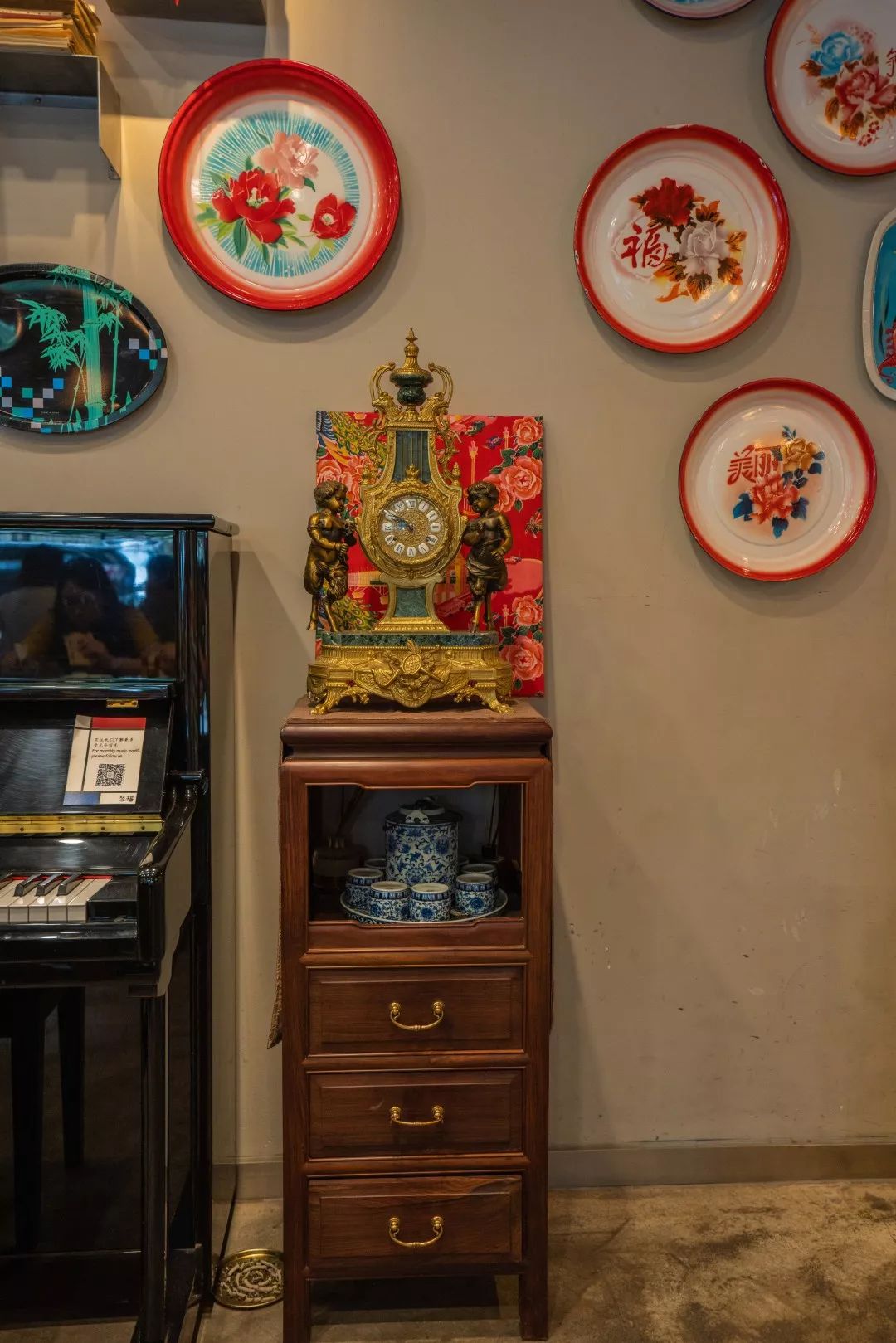 爸爸风装修、奶奶风餐具，你们见过比这更“土”的咖啡店吗?