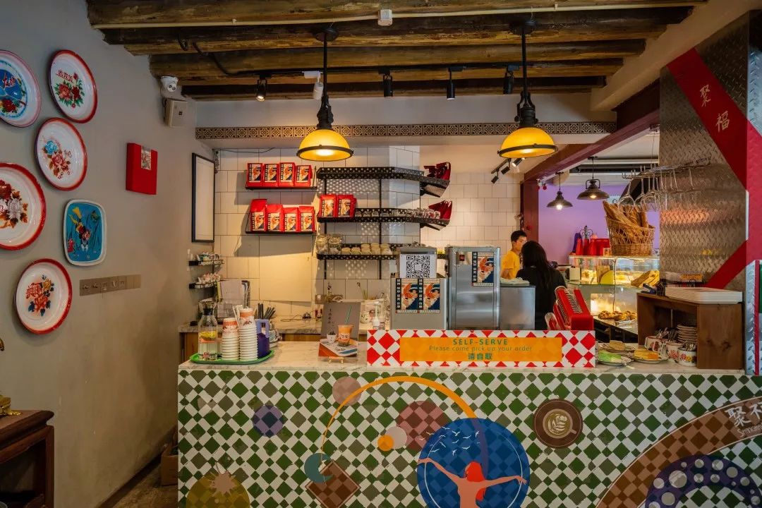 爸爸风装修、奶奶风餐具，你们见过比这更“土”的咖啡店吗?