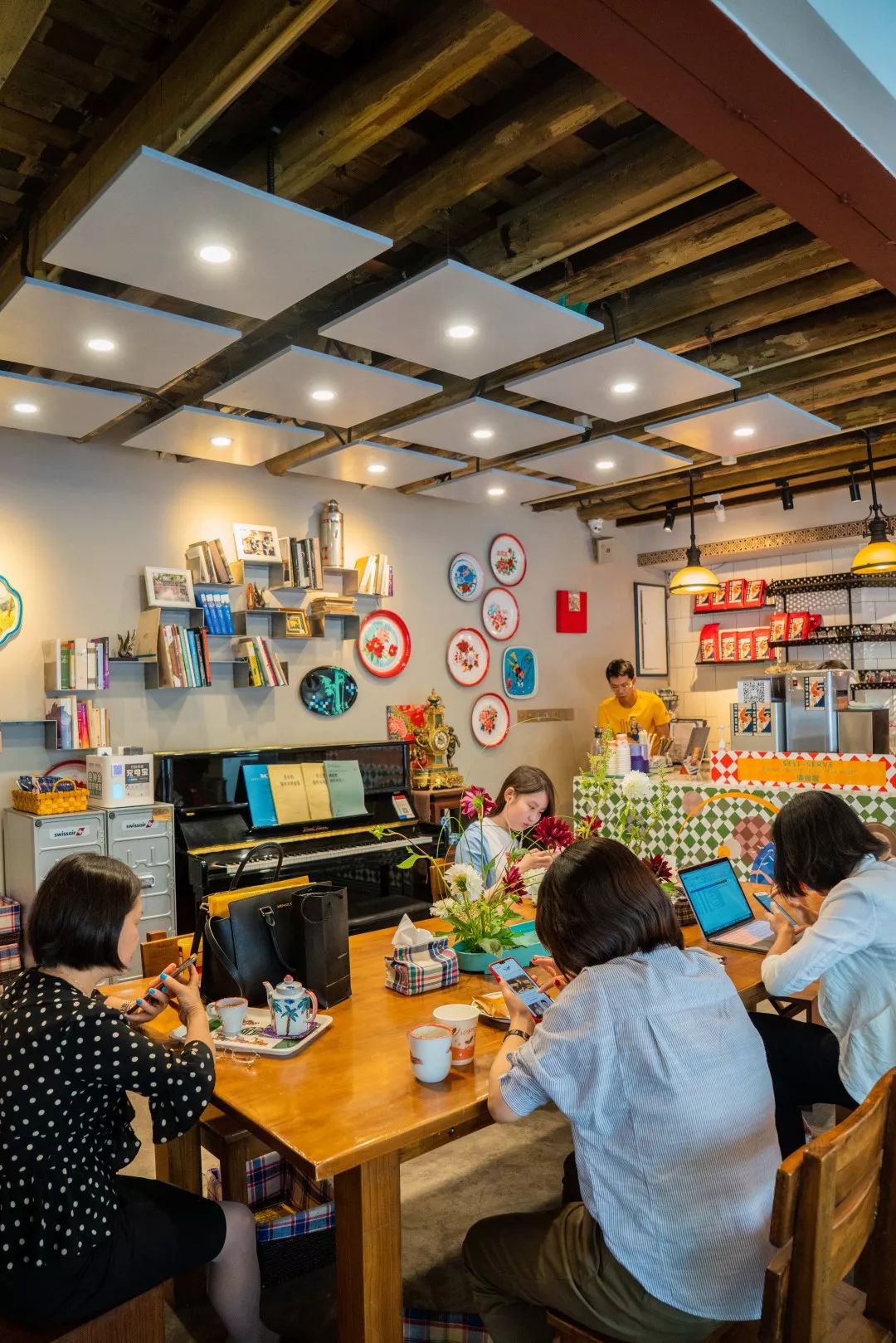 爸爸风装修、奶奶风餐具，你们见过比这更“土”的咖啡店吗?