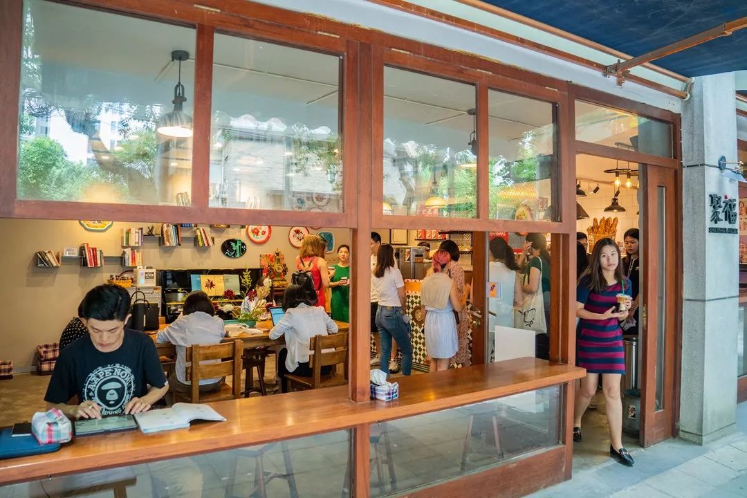 爸爸风装修、奶奶风餐具，你们见过比这更“土”的咖啡店吗?